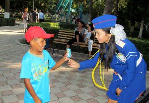 Сотрудники УБДД Бишкека раздали детям мороженое и рассказали о правилах дорожного движения