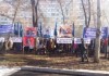 В Бишкеке возле Первомайского райсуда митингуют сторонники депутатов «Ата-Журта»