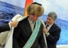 Алмазбек Атамбаев вручил орден «Ак-Шумкар» чабану