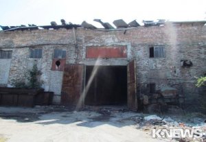 В Бишкеке загорелась крыша маслосырбазы (Фото)