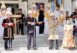 Алмазбек Атамбаев принял участие в церемонии открытия новой школы в селе Жылкелди Кара-Суйского района