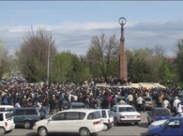 В Джалал-Абаде толпа направилась к зданию местного ГКНБ