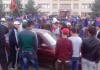 Митингующие в Иссык-Кульской области готовы облить бензином машину, в которой сидит Каптагаев