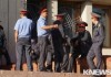 В селе Саруу митингующие напали на сотрудника милиции