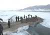 Саперы взрывают лед на реке Чу (фото)