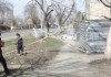 На одной из улиц Бишкека на тротуар обрушилась стена строящегося здания, чуть не покалечив ребенка