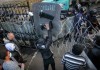 Сотни активистов дежурят у здания ОГА в Донецке (Украина) в ожидании штурма