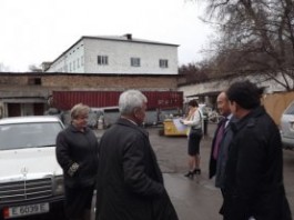 Депутаты Бишкекского горкенеша посетили ряд аварийных школ