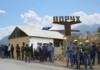 В Баткенской области автодороги Баткен-Исфара и Исфара-Ворух остаются перекрытыми машинами и грунтом
