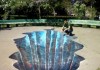 Художник из Бишкека нарисовал 3D-пропасть в Дубовом парке