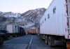 На перекрытом участке дороги Ош-Иркештам скопилось 30 грузовых и 50 легковых машин