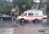 В центре Бишкека упавшее дерево придавило двух человек, один скончался на месте (Осторожно, фото)