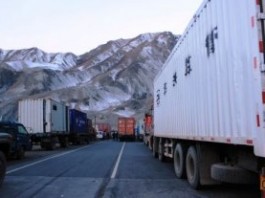 Ассоциация рынков и автоперевозчиков Кыргызстана намерена подать в суд на перекрывших автодорогу Ош-Иркештам