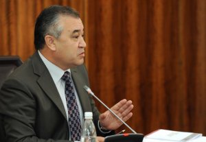 Омурбек Текебаев предлагает лишить Аскара Акаева и Курманбека Бакиева статуса экс-президентов