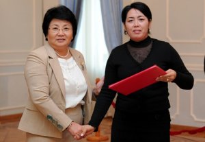 Президент наградила отличившихся работников социальной сферы Кыргызстана (Список)