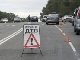 На трассе Бишкек-Ош столкнулись три машины, погибли трое, пятеро пострадали