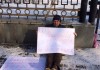 В Бишкеке активиста, выступавшего с мирной акцией, забрала милиция