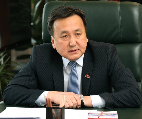 Асылбек Жээнбеков и Торобай Зулпукаров должны сесть в тюрьму или вернуть деньги народу, заявили в парламенте Кыргызстана