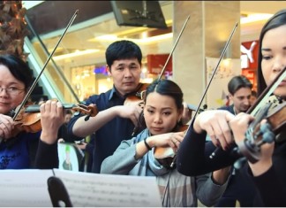 Оперный флешмоб поразил посетителей торгового центра в Бишкеке
