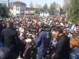 Темира Сариева освистали на митинге в Аксы