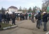 В центре Аксы собираются митингующие