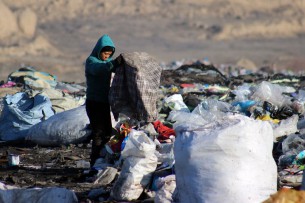 Сборщиков со свалки Бишкека трудоустроят официально