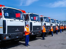 В Бишкеке появились 32 новых мусоровоза и поливомойщика (фото)