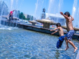 Столичные фонтаны, где купаются дети, регулярно моют