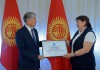 Алмазбек Атамбаев передал Национальному центру онкологии 2 млн сомов