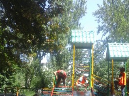На бульваре Эркиндик и в сквере имени Тоголока Молдо отремонтировали детские площадки