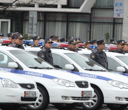 Сотрудники милиции несут службу в усиленном режиме на территории Бишкека