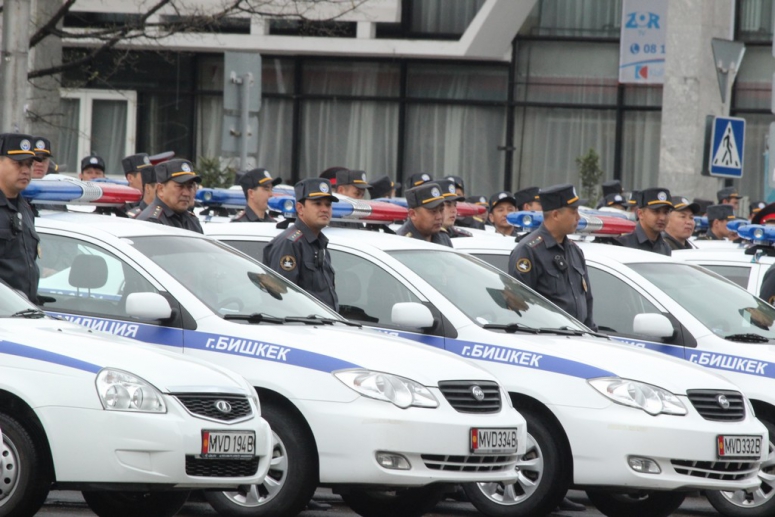 Сотрудники милиции несут службу в усиленном режиме на территории Бишкека