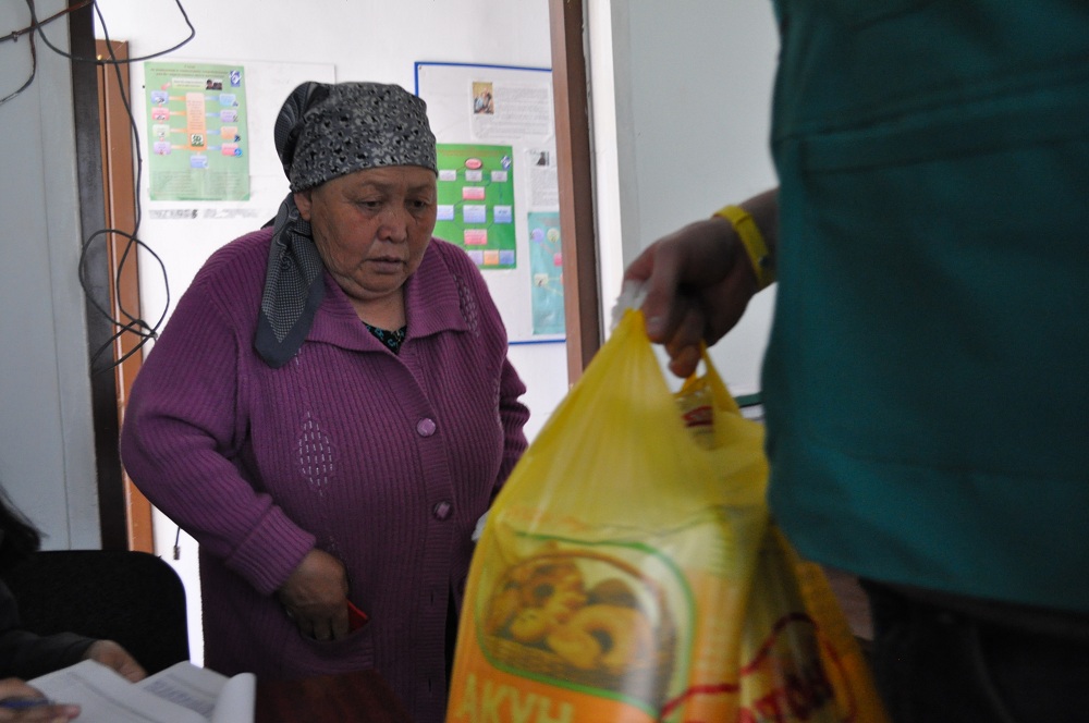 Малоимущий пенсионер. Помощь бедным кыргызы. Помощь Таджикистанцам малоимущем продукты.