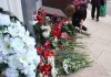 К посольству КР в РФ продолжают нести цветы в память погибших при пожаре