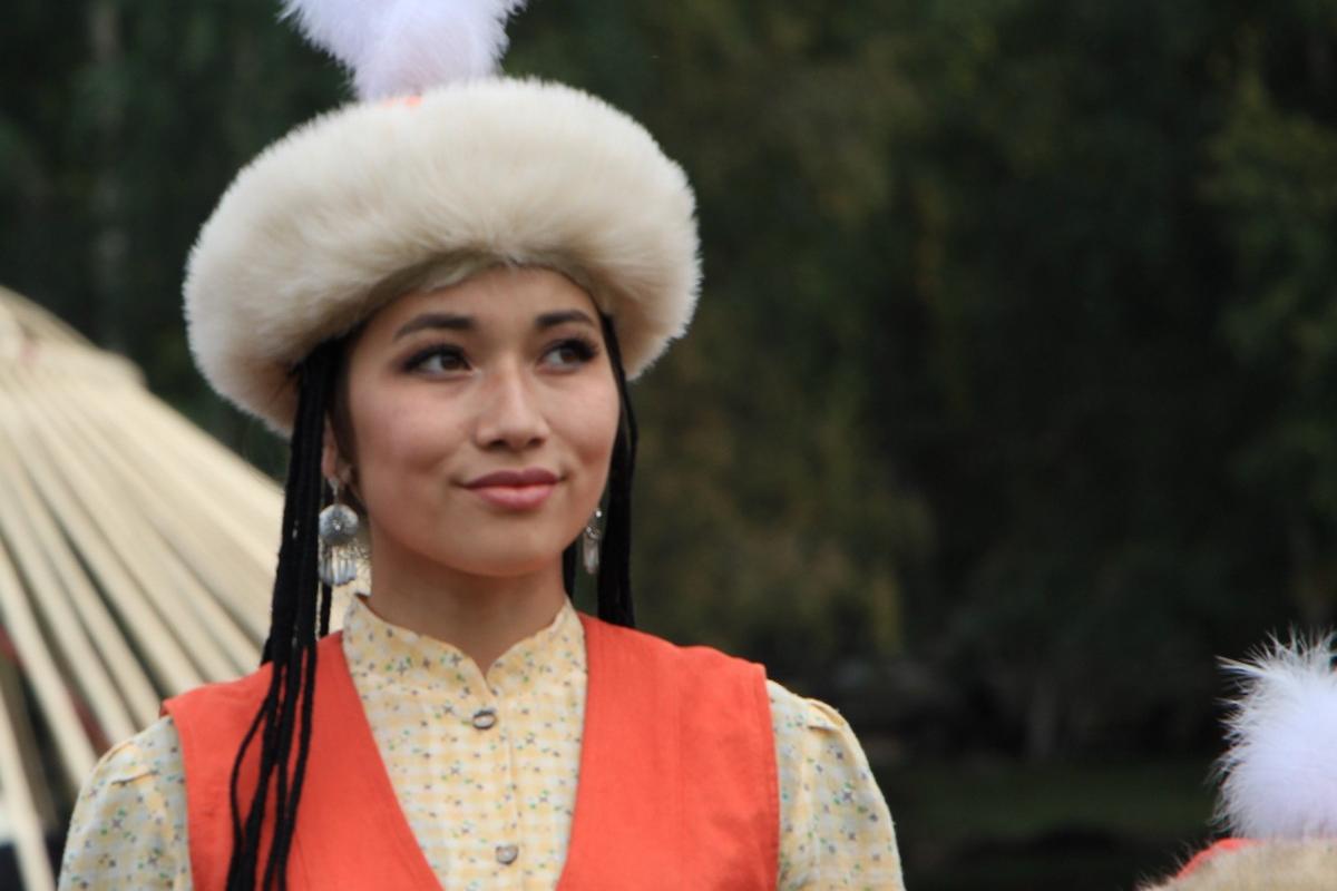 Жена киргиза. Кыргызстан национальный баш кийимдери. Киргизская Национальная одежда. Киргизский костюм женский. Кыргызские девушки в национальной одежде.