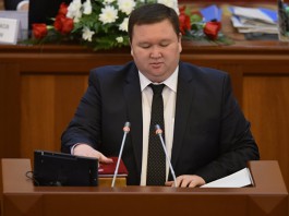 ЦИК Кыргызстана зарегистрировал депутатом парламента Мирлана Жеенчороева