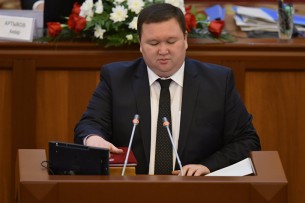 ЦИК Кыргызстана зарегистрировал депутатом парламента Мирлана Жеенчороева