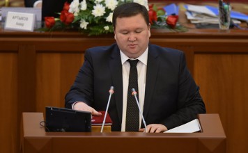 ЦИК Кыргызстана зарегистрировал депутатом парламента Мирлана Жеенчороева