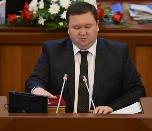 ЦИК Кыргызстана зарегистрировал депутатом парламента Мирлана Жеенчороева