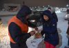 Волонтеры детского хосписа напоили горячим чаем сотрудников «Тазалыка»