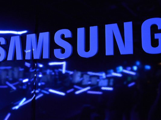 Samsung работает над складным смартфоном с большим экраном