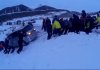 «Боулинг по-каракольски»: сноубордисты и лыжники вытащили съехавшую с дороги автомашину (видео)