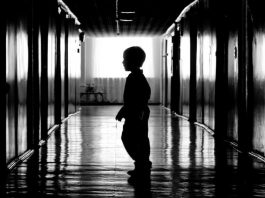 Воспитанники бишкекского детдома ночевали с иностранцами, которые хотели их усыновить (видео)