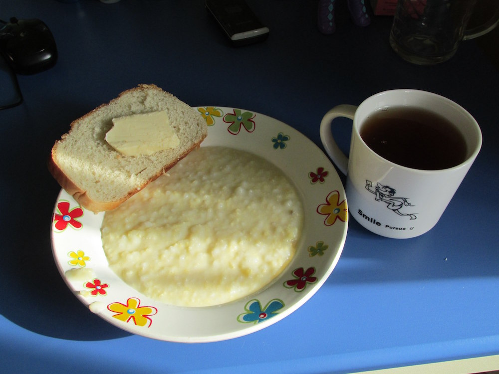 Завтрак каша какао. Завтрак каша чай. Каша и бутерброд. Каша и бутерброд на завтрак. Завтрак каша чай бутерброд.