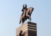 В Кызыл-Кие установили памятник Манасу Великодушному