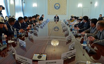 Атамбаев: Никакие силовые методы давления на власть им не помогут