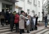 Сотрудники ЦСМ №7 митингуют против восстановления директора Аиды Рысбаевой