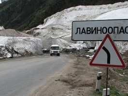 Чыныбай Турсунбеков поручил оказывать всю необходимую помощь оказавшимся в снежном плену животноводам