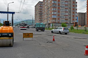 Как на ремонте дорог в Бишкеке «сэкономили» почти миллиард. Спецрасследование «Азаттыка»
