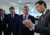 Алмазбек Атамбаев ознакомился с работой системы изготовления биометрических электронных паспортов